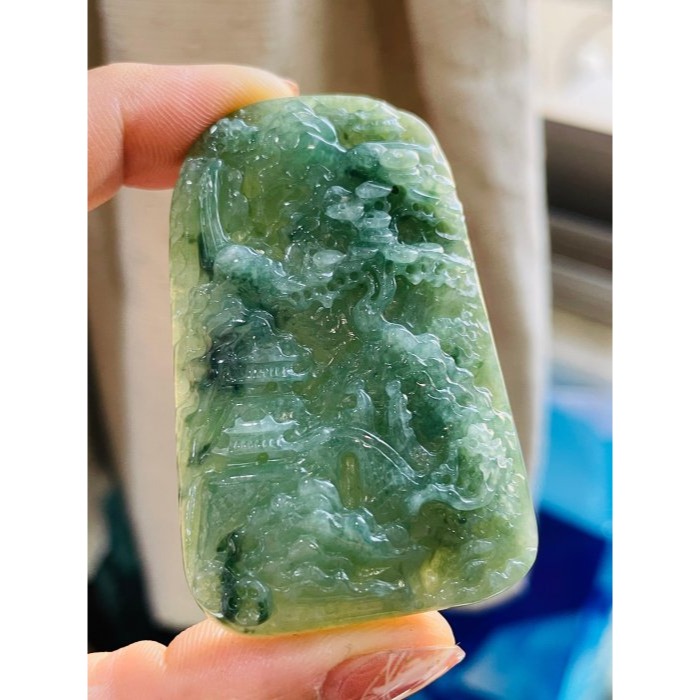 天然A貨緬甸玉 冰潤湖綠意境雕山環水抱翡翠山水牌 起冰滿綠底色 幾抹飄花點綴 方正易配戴牌型-細節圖2