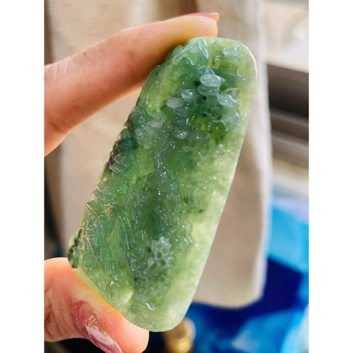 天然A貨緬甸玉 冰潤湖綠意境雕山環水抱翡翠山水牌 起冰滿綠底色 幾抹飄花點綴 方正易配戴牌型-細節圖3