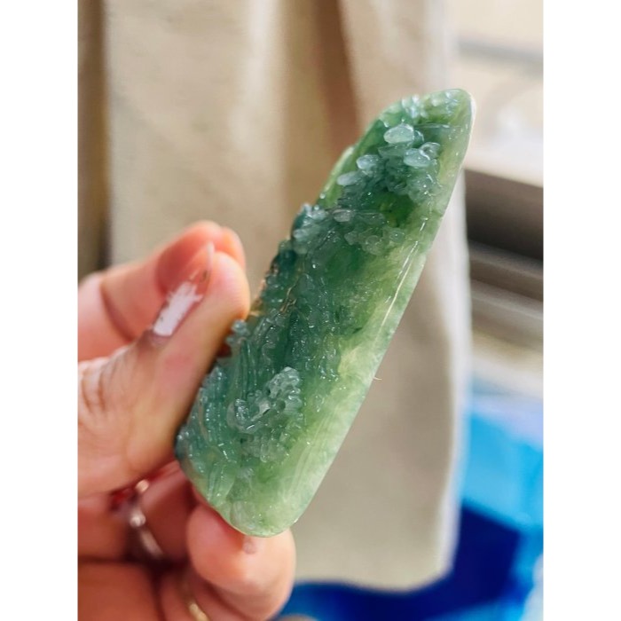天然A貨緬甸玉 冰潤湖綠意境雕山環水抱翡翠山水牌 起冰滿綠底色 幾抹飄花點綴 方正易配戴牌型-細節圖4