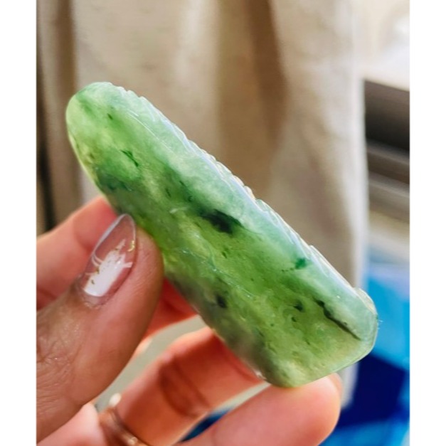 天然A貨緬甸玉 冰潤湖綠意境雕山環水抱翡翠山水牌 起冰滿綠底色 幾抹飄花點綴 方正易配戴牌型-細節圖5