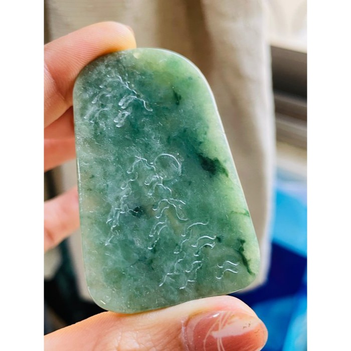 天然A貨緬甸玉 冰潤湖綠意境雕山環水抱翡翠山水牌 起冰滿綠底色 幾抹飄花點綴 方正易配戴牌型-細節圖6