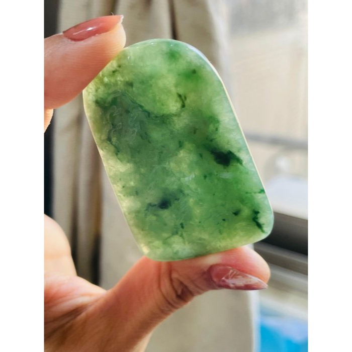 天然A貨緬甸玉 冰潤湖綠意境雕山環水抱翡翠山水牌 起冰滿綠底色 幾抹飄花點綴 方正易配戴牌型-細節圖7