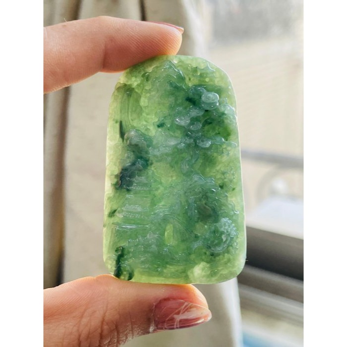 天然A貨緬甸玉 冰潤湖綠意境雕山環水抱翡翠山水牌 起冰滿綠底色 幾抹飄花點綴 方正易配戴牌型-細節圖8