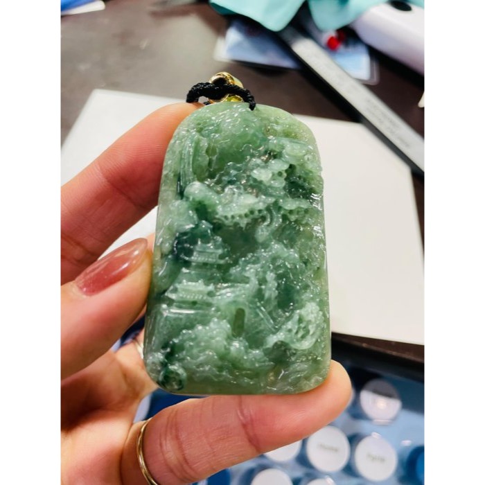 天然A貨緬甸玉 冰潤湖綠意境雕山環水抱翡翠山水牌 起冰滿綠底色 幾抹飄花點綴 方正易配戴牌型-細節圖9