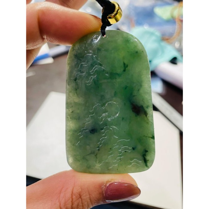 天然A貨緬甸玉 冰潤湖綠意境雕山環水抱翡翠山水牌 起冰滿綠底色 幾抹飄花點綴 方正易配戴牌型-細節圖10