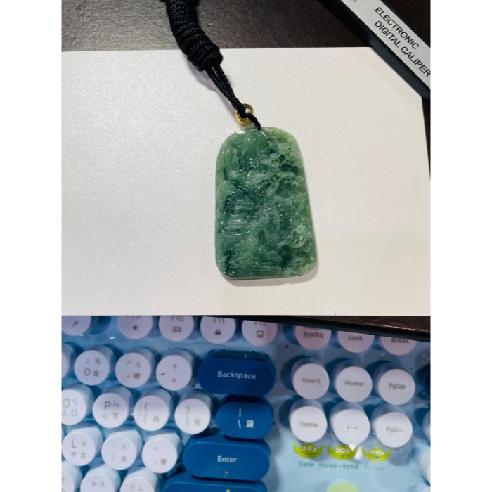 天然A貨緬甸玉 冰潤湖綠意境雕山環水抱翡翠山水牌 起冰滿綠底色 幾抹飄花點綴 方正易配戴牌型-細節圖11