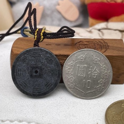 天然A貨緬甸玉 老坑冰膠烏雞太上老君急急如律令翡翠小八卦玉牌 全透光純黑烏雞 獨特霧亮雙精工 配戴無壓力大小-細節圖3