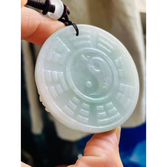 天然A貨緬甸玉 細潤白底青雙面雕龍鳳八卦翡翠玉牌 厚庄鐲心一開 粉潤青俏陽綠 有份量請留意尺寸-細節圖2