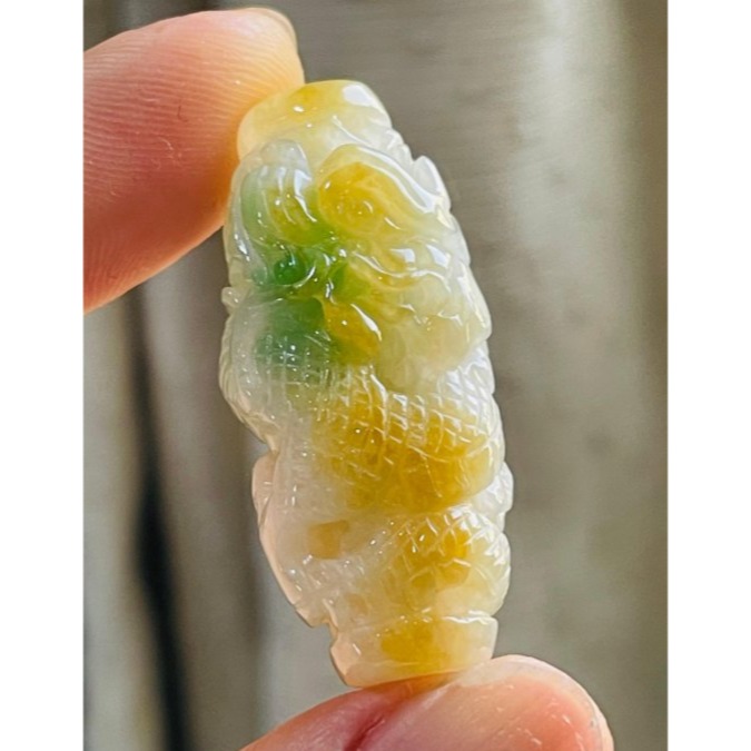 天然A貨緬甸玉 冰潤黃加綠三彩手工360度手工巧雕一條龍翡翠大龍珠/天珠 起冰金黃霧環繞包覆 幾抹翠綠增彩 工藝清晰立體-細節圖2