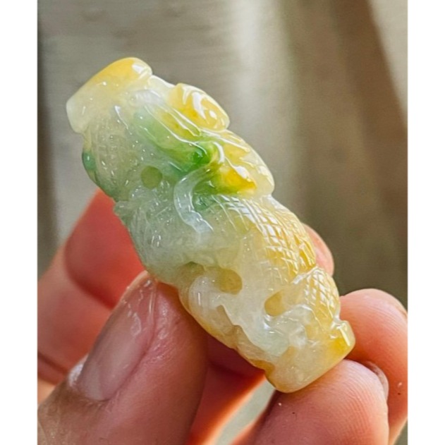 天然A貨緬甸玉 冰潤黃加綠三彩手工360度手工巧雕一條龍翡翠大龍珠/天珠 起冰金黃霧環繞包覆 幾抹翠綠增彩 工藝清晰立體-細節圖4