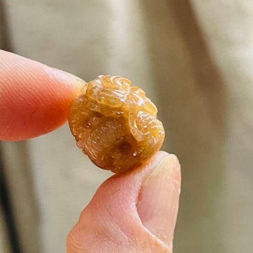 天然A貨緬甸玉 冰潤蜜糖黃手工環繞微雕一條龍翡翠龍珠 老熟冰帶油潤 滿色琥珀蜜黃肉-細節圖5