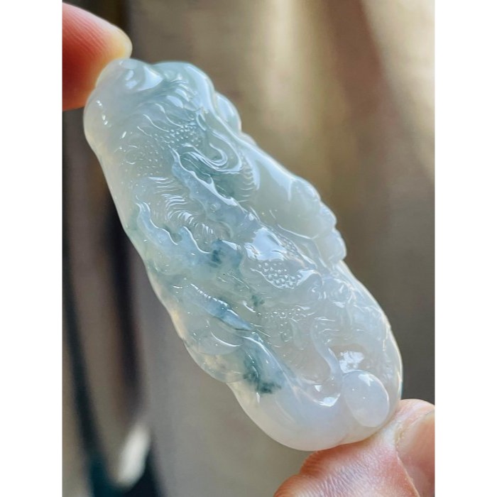 天然A貨緬甸玉 老坑冰飄花龍行雲中翡翠龍牌 起光感白冰底妝 純色碎藍花點綴其中 花活過底 種色兼具-細節圖3