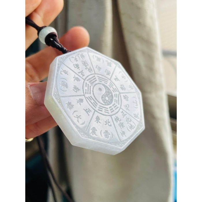 天然A貨緬甸玉 冰烏雞俏金雙面雕陰陽八卦翡翠玉牌 烏雞全化白底帶芝麻點 一面先天 一面方位及卦名-細節圖2