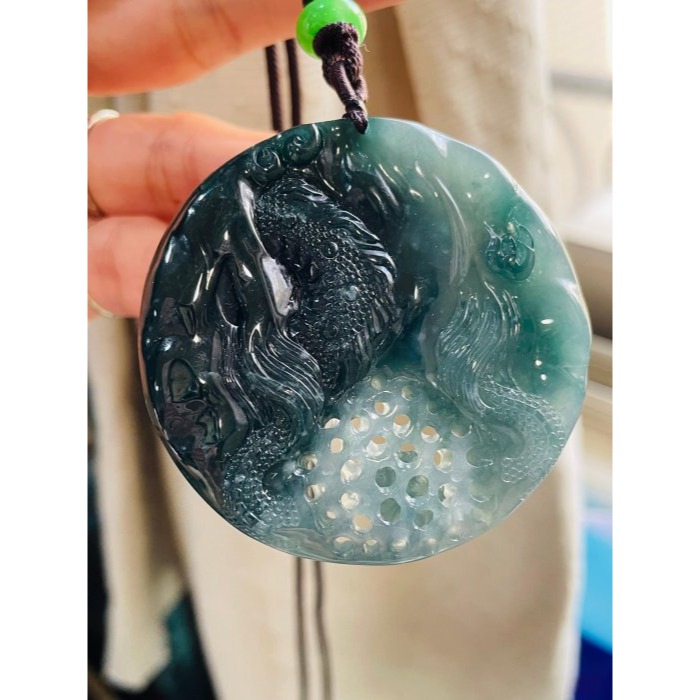 天然A貨翡翠 冰膠危綠雙彩鏤空手工雕雙龍戲珠翡翠龍牌 半山水滿色 膠底瓜料 一深一淺霸氣龍 龍珠能轉動-細節圖2
