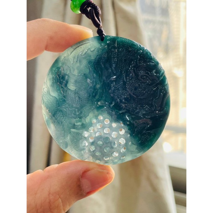 天然A貨翡翠 冰膠危綠雙彩鏤空手工雕雙龍戲珠翡翠龍牌 半山水滿色 膠底瓜料 一深一淺霸氣龍 龍珠能轉動-細節圖3