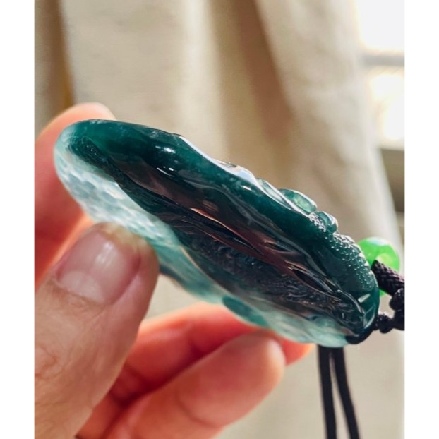 天然A貨翡翠 冰膠危綠雙彩鏤空手工雕雙龍戲珠翡翠龍牌 半山水滿色 膠底瓜料 一深一淺霸氣龍 龍珠能轉動-細節圖5