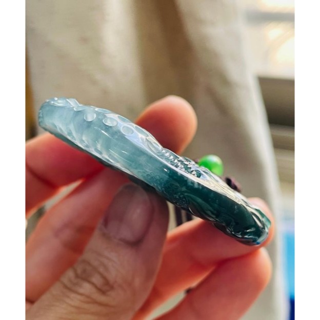 天然A貨翡翠 冰膠危綠雙彩鏤空手工雕雙龍戲珠翡翠龍牌 半山水滿色 膠底瓜料 一深一淺霸氣龍 龍珠能轉動-細節圖6