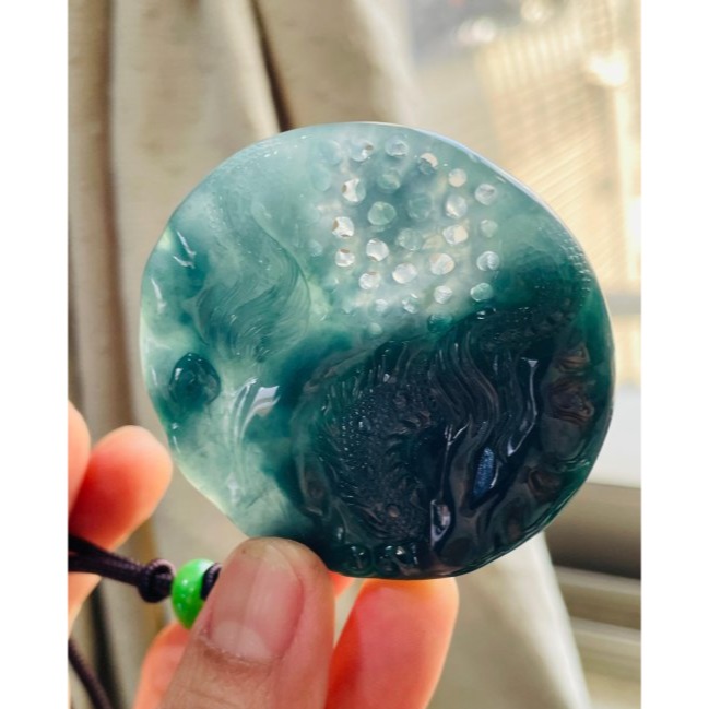 天然A貨翡翠 冰膠危綠雙彩鏤空手工雕雙龍戲珠翡翠龍牌 半山水滿色 膠底瓜料 一深一淺霸氣龍 龍珠能轉動-細節圖7