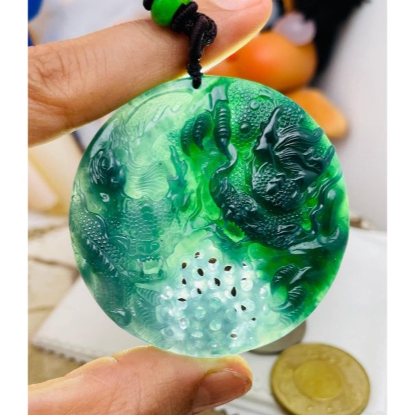 天然A貨翡翠 冰膠危綠雙彩鏤空手工雕雙龍戲珠翡翠龍牌 半山水滿色 膠底瓜料 一深一淺霸氣龍 龍珠能轉動-細節圖9