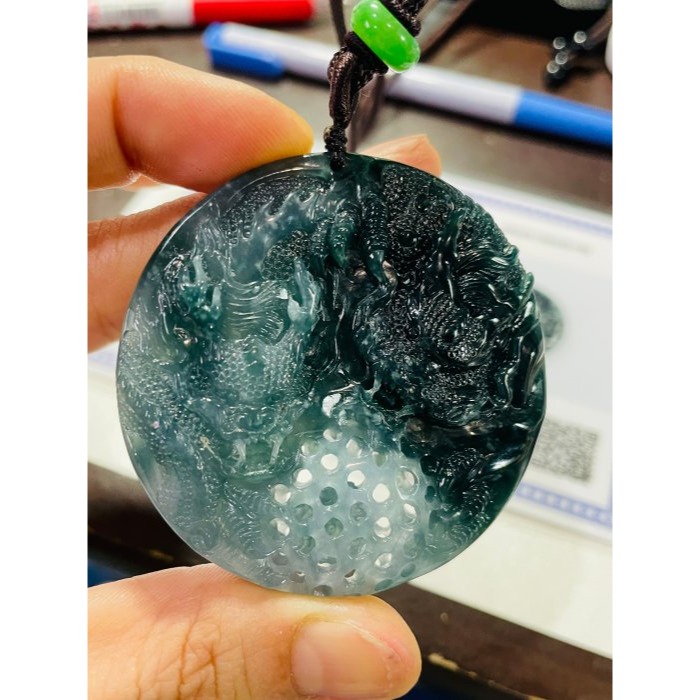 天然A貨翡翠 冰膠危綠雙彩鏤空手工雕雙龍戲珠翡翠龍牌 半山水滿色 膠底瓜料 一深一淺霸氣龍 龍珠能轉動-細節圖10