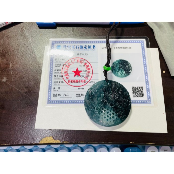天然A貨翡翠 冰膠危綠雙彩鏤空手工雕雙龍戲珠翡翠龍牌 半山水滿色 膠底瓜料 一深一淺霸氣龍 龍珠能轉動-細節圖11