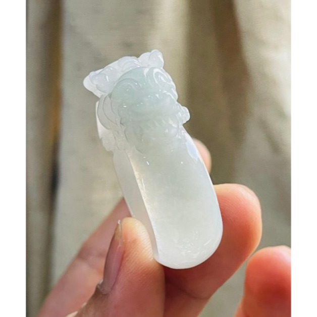 天然A貨緬甸玉 白冰手工雕飛天貔貅翡翠扳指/玉戒 內徑21.5mm 芙蓉底妝老冰料 工藝精緻霸氣-細節圖5