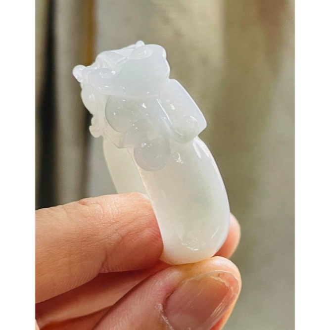 天然A貨緬甸玉 白冰手工雕飛天貔貅翡翠扳指/玉戒 內徑21.5mm 芙蓉底妝老冰料 工藝精緻霸氣-細節圖6