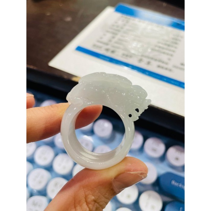 天然A貨緬甸玉 白冰手工雕飛天貔貅翡翠扳指/玉戒 內徑21.5mm 芙蓉底妝老冰料 工藝精緻霸氣-細節圖9