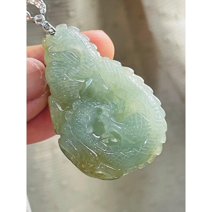 天然A貨緬甸玉 冰晴綠俏冰黃360度環繞俏色雕攏如意翡翠龍牌 冰亮晴底色 冰黃巧雕金如意.金幣-細節圖2