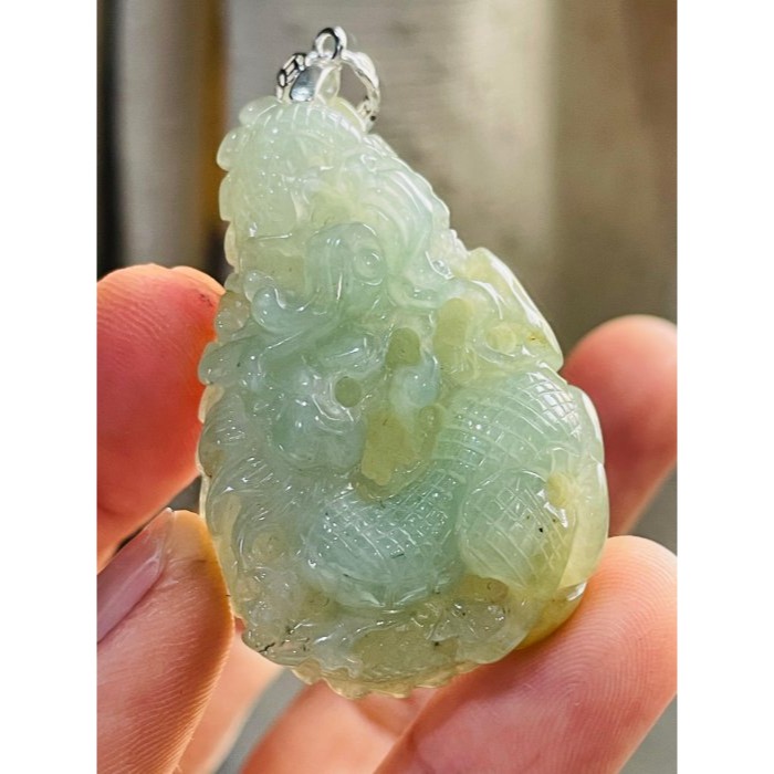 天然A貨緬甸玉 冰晴綠俏冰黃360度環繞俏色雕攏如意翡翠龍牌 冰亮晴底色 冰黃巧雕金如意.金幣-細節圖3