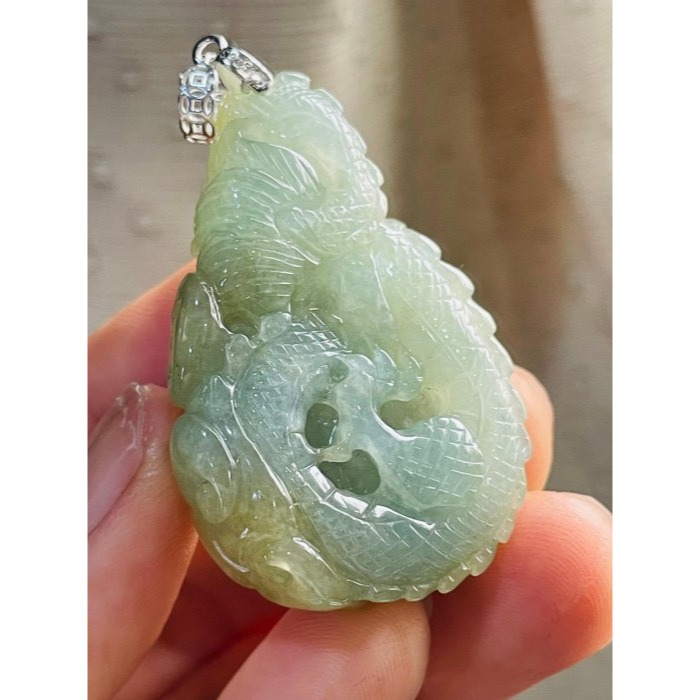 天然A貨緬甸玉 冰晴綠俏冰黃360度環繞俏色雕攏如意翡翠龍牌 冰亮晴底色 冰黃巧雕金如意.金幣-細節圖4