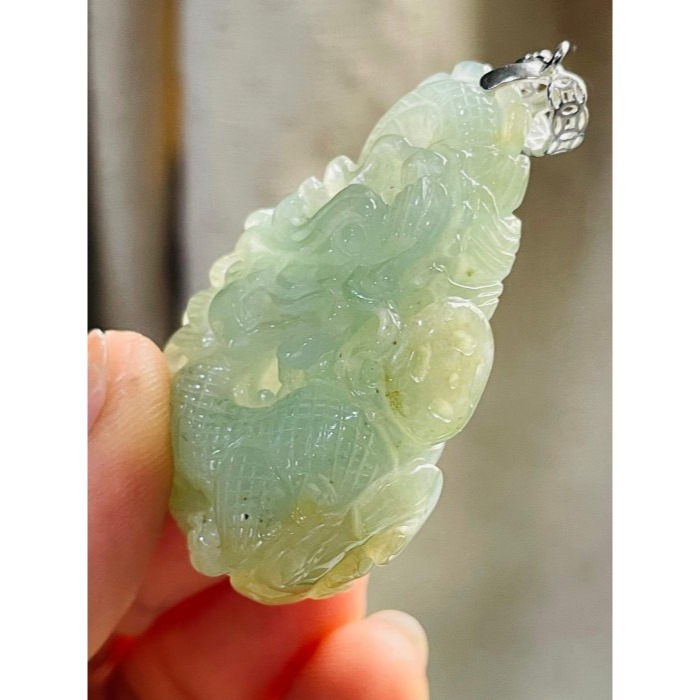 天然A貨緬甸玉 冰晴綠俏冰黃360度環繞俏色雕攏如意翡翠龍牌 冰亮晴底色 冰黃巧雕金如意.金幣-細節圖5
