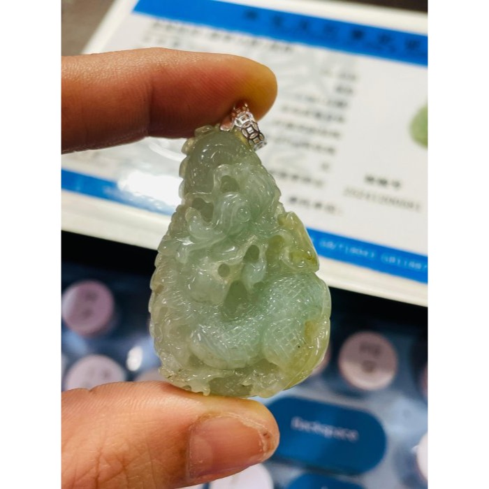 天然A貨緬甸玉 冰晴綠俏冰黃360度環繞俏色雕攏如意翡翠龍牌 冰亮晴底色 冰黃巧雕金如意.金幣-細節圖9