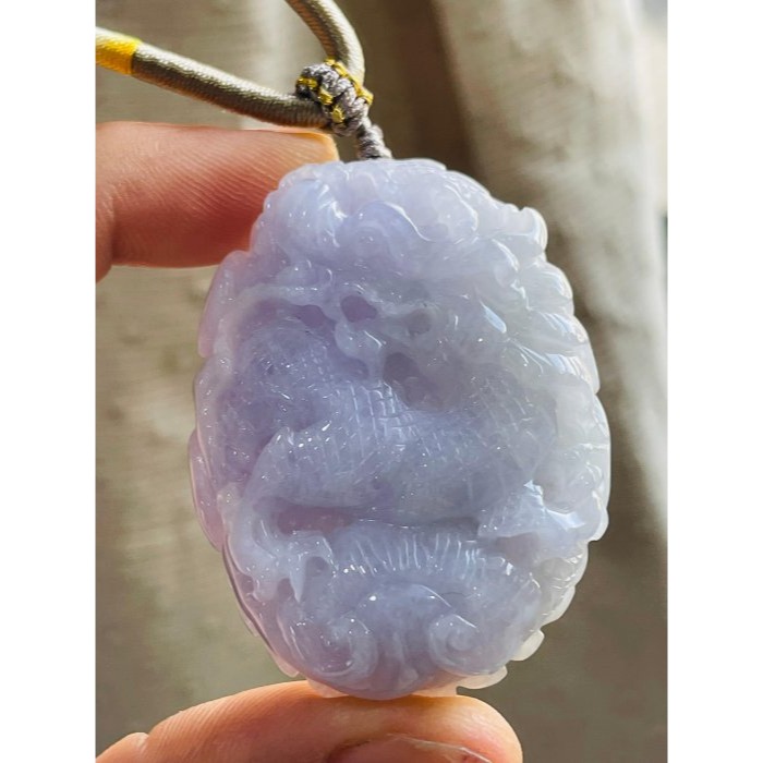 天然A貨緬甸玉 冰潤亮紫360度環繞滿雕好運攏來翡翠龍牌 起冰聚色亮紫巧全龍 爪踏如意 背藏靈芝 厚亮透影-細節圖2