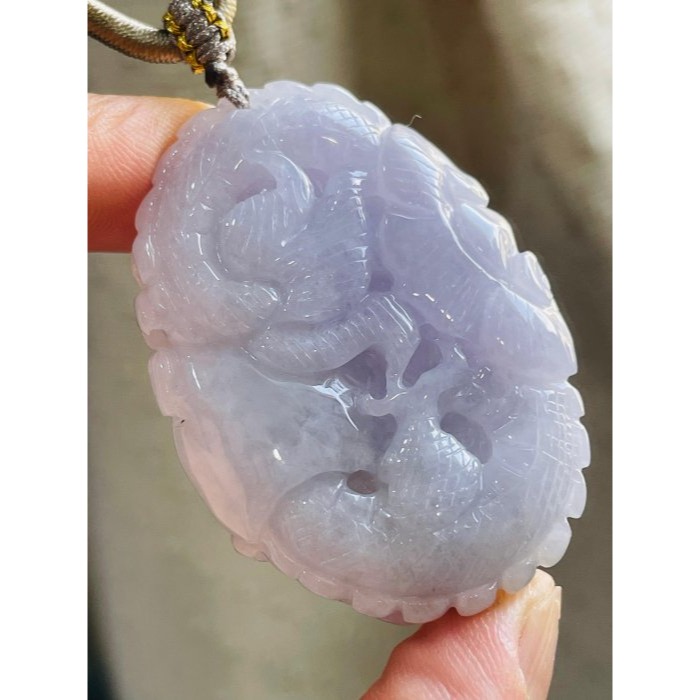 天然A貨緬甸玉 冰潤亮紫360度環繞滿雕好運攏來翡翠龍牌 起冰聚色亮紫巧全龍 爪踏如意 背藏靈芝 厚亮透影-細節圖3