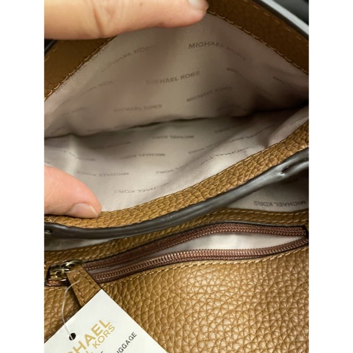99成新~MICHAEL KORS MK奶茶棕荔枝紋全牛皮馬蹄型肩背包/側背包 吊牌在擺放未使用 全配 整咖厚實真皮-細節圖5