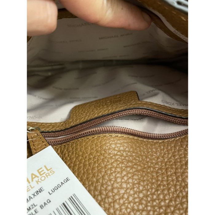 99成新~MICHAEL KORS MK奶茶棕荔枝紋全牛皮馬蹄型肩背包/側背包 吊牌在擺放未使用 全配 整咖厚實真皮-細節圖6