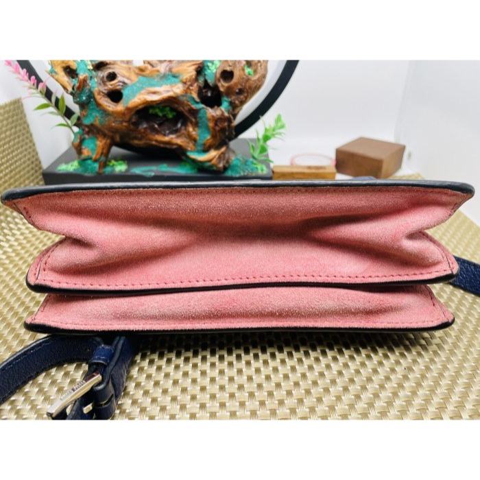 92成新正品~miu miu 藏藍色牛皮側背包/小方包 四角 背帶無磨損 皮面保持良好 中夾能下-細節圖3