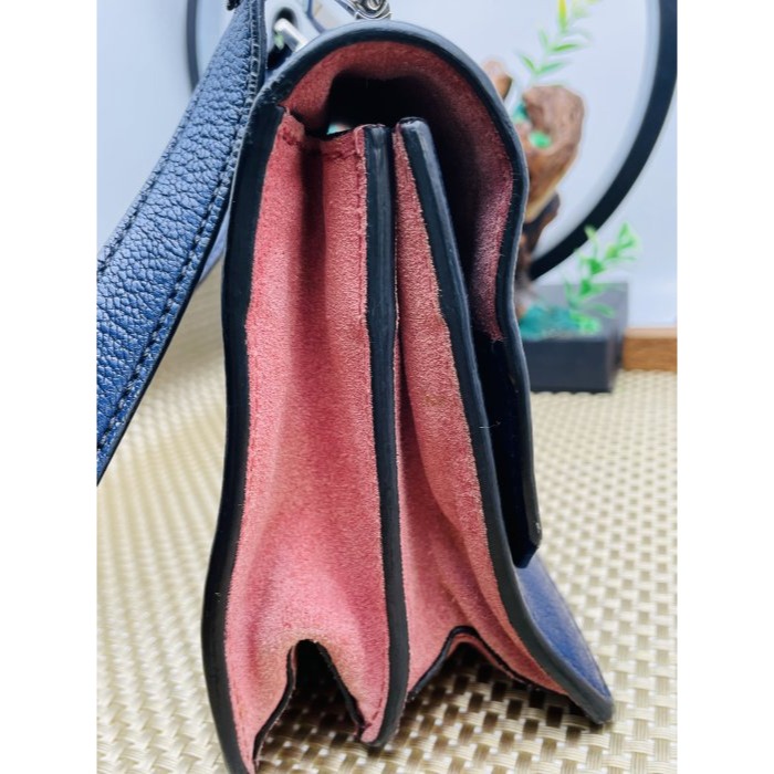 92成新正品~miu miu 藏藍色牛皮側背包/小方包 四角 背帶無磨損 皮面保持良好 中夾能下-細節圖4