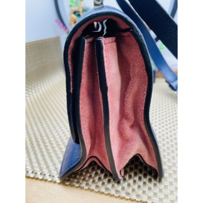 92成新正品~miu miu 藏藍色牛皮側背包/小方包 四角 背帶無磨損 皮面保持良好 中夾能下-細節圖5