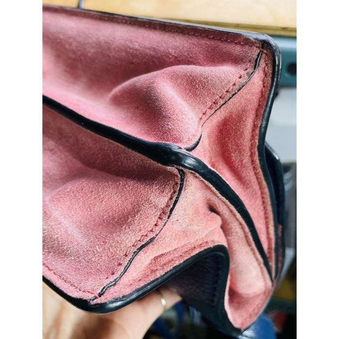 92成新正品~miu miu 藏藍色牛皮側背包/小方包 四角 背帶無磨損 皮面保持良好 中夾能下-細節圖7