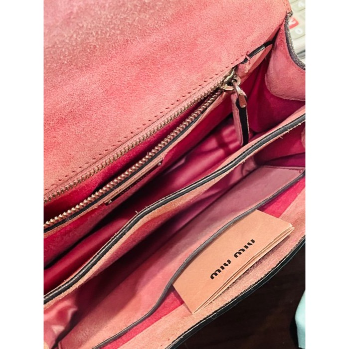 92成新正品~miu miu 藏藍色牛皮側背包/小方包 四角 背帶無磨損 皮面保持良好 中夾能下-細節圖10