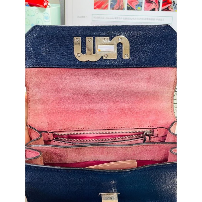 92成新正品~miu miu 藏藍色牛皮側背包/小方包 四角 背帶無磨損 皮面保持良好 中夾能下-細節圖11