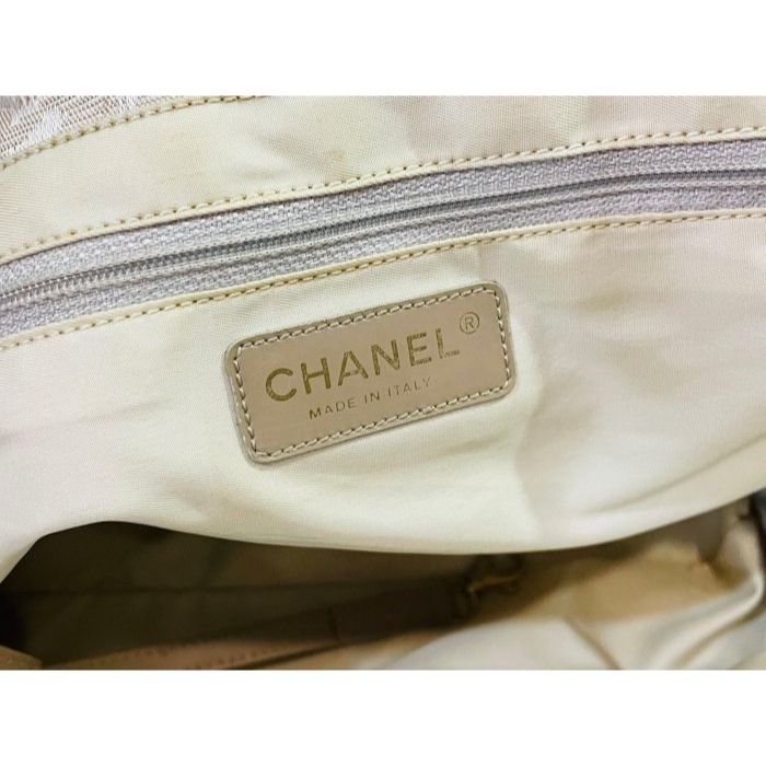 9成新~CHANEL香奈兒 奶茶杏色緹花布托特包 滿版logo輕量日常好背耐裝 雙拉鍊暗袋 保持良好無須整理-細節圖4