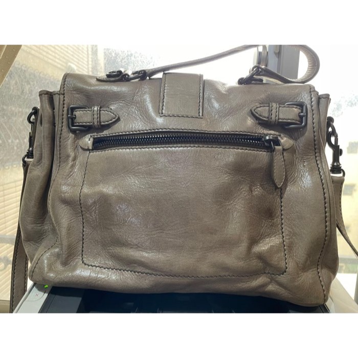 92成新正品~miu miu 煙燻卡其羊皮機車包/郵差包 低調個性時髦 長背帶 乾淨皮內裡 皮革.滾邊保持良好 A4能下-細節圖2