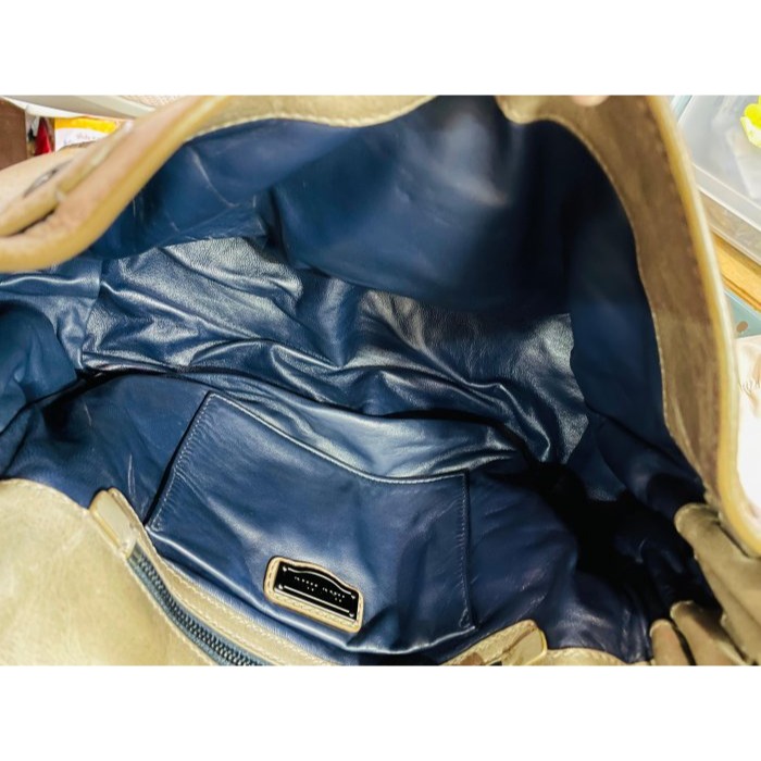 92成新正品~miu miu 煙燻卡其羊皮機車包/郵差包 低調個性時髦 長背帶 乾淨皮內裡 皮革.滾邊保持良好 A4能下-細節圖3