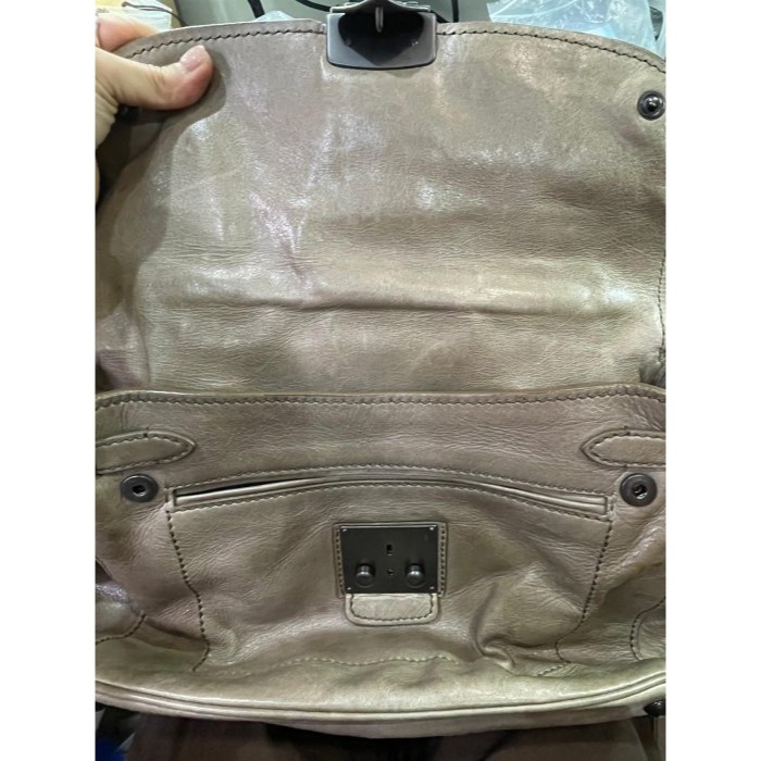 92成新正品~miu miu 煙燻卡其羊皮機車包/郵差包 低調個性時髦 長背帶 乾淨皮內裡 皮革.滾邊保持良好 A4能下-細節圖4