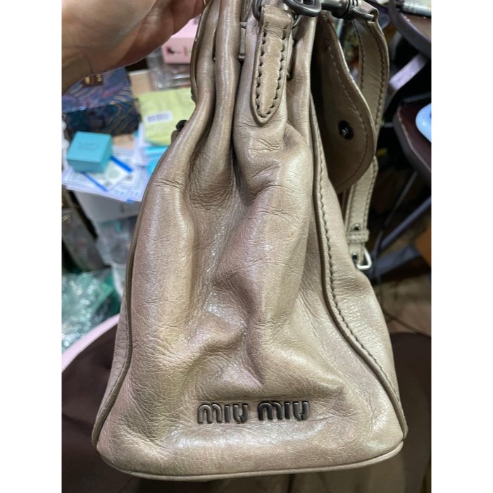 92成新正品~miu miu 煙燻卡其羊皮機車包/郵差包 低調個性時髦 長背帶 乾淨皮內裡 皮革.滾邊保持良好 A4能下-細節圖5