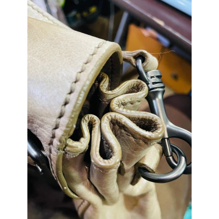 92成新正品~miu miu 煙燻卡其羊皮機車包/郵差包 低調個性時髦 長背帶 乾淨皮內裡 皮革.滾邊保持良好 A4能下-細節圖7