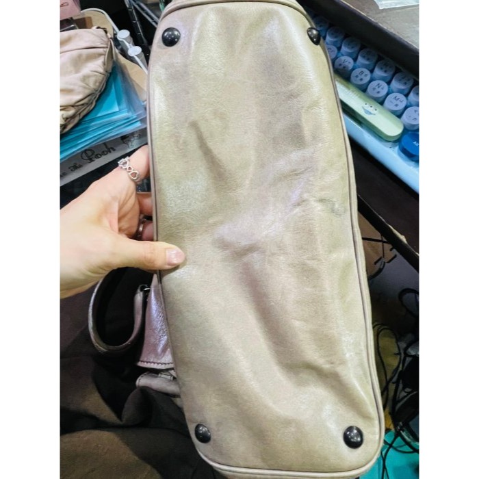 92成新正品~miu miu 煙燻卡其羊皮機車包/郵差包 低調個性時髦 長背帶 乾淨皮內裡 皮革.滾邊保持良好 A4能下-細節圖8